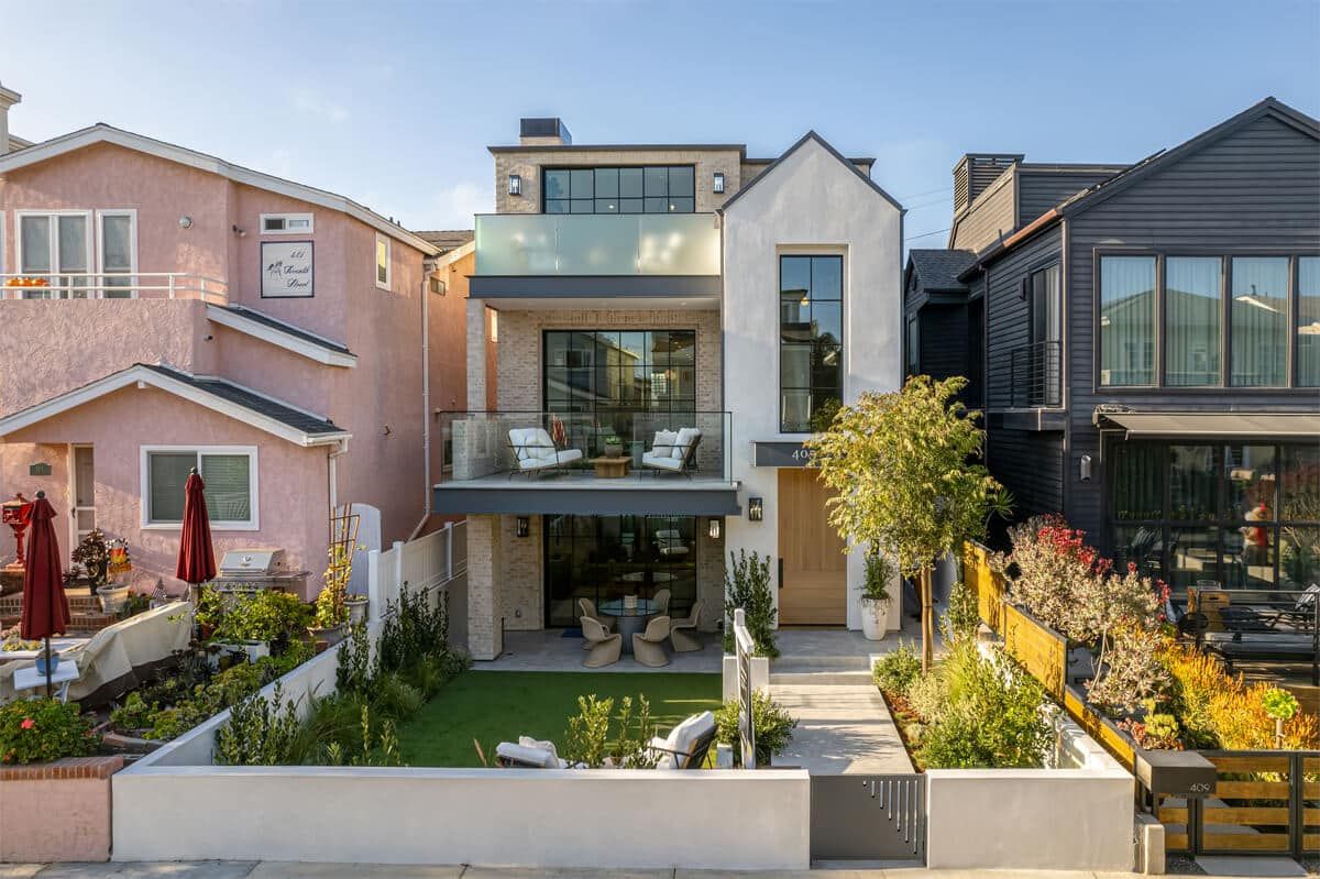 Walk Street Retreat exterior on a Manhattan Beach walk street
